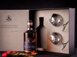 Vizantija šljiva - Destilerija Momirović gif box sa dve čaše